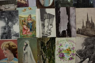 Appraisal: A loose leaf folder of fifty greeting and other postcards