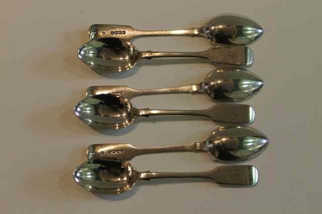 Appraisal: A SET OF SIX FIDDLE PATTERN SILVER TEASPOONS crested London