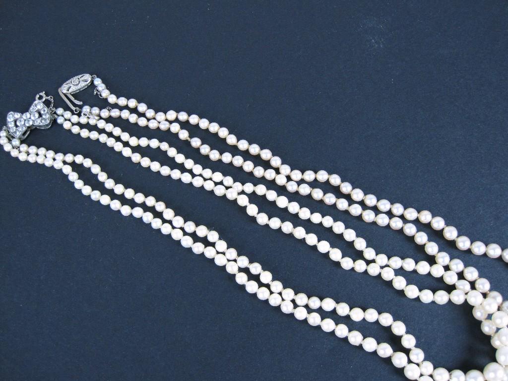 Appraisal: A single row graduated Cultured Pearls on white gold clasp