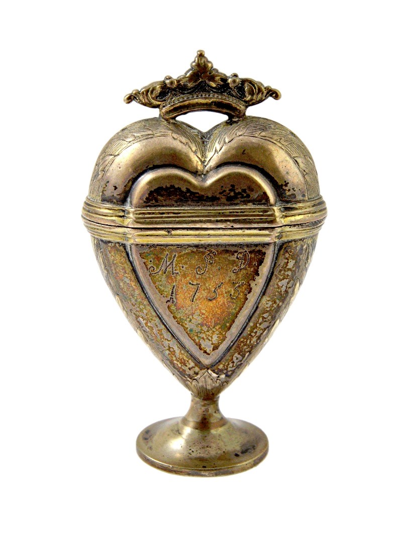 Appraisal: A silver heart shaped hinge lidded cachou box with a