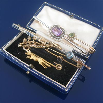 Appraisal: Six assorted gem set bar brooches including an amethyst rose