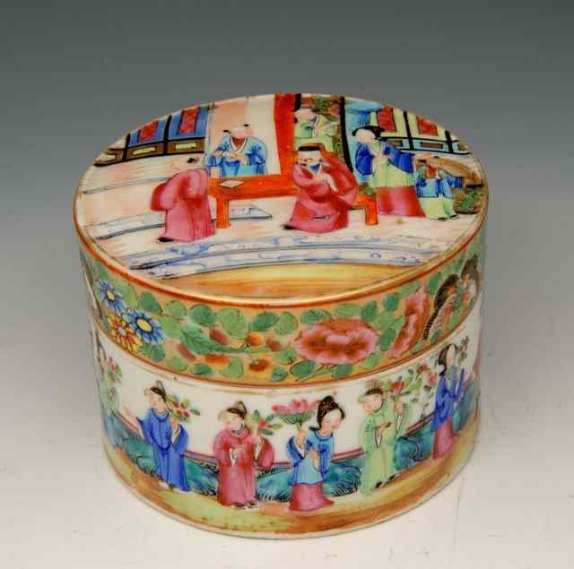 Appraisal: A CHINESE CANTON PORCELAIN POLYCHROME CIRCULAR BOX and cover the