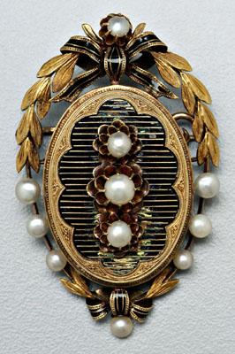 Appraisal: Pearl brooch pendant kt gold tested shield wreath and ribbon