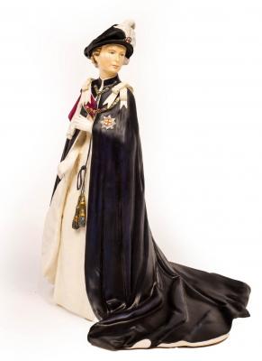 Appraisal: A Royal Worcester figure of Queen Elizabeth II Queens Regnant