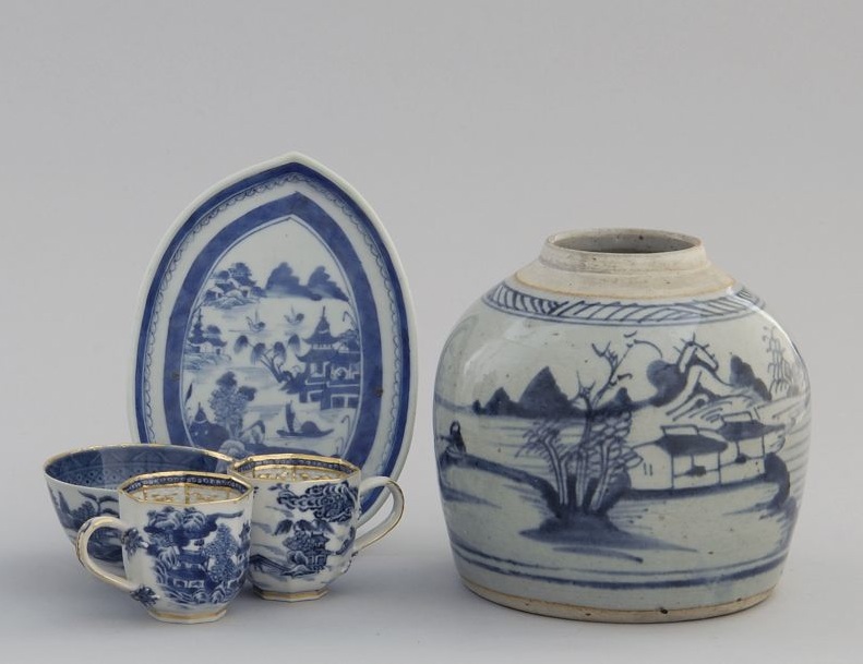 Appraisal: FIVE PIECES OF CHINESE EXPORT CANTON PORCELAIN Early to Mid-