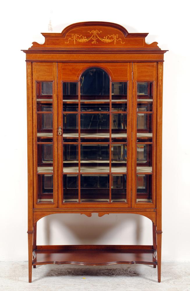 Appraisal: AN EDWARDIAN MAHOGANY DISPLAY CABINET of oblong form with chequer