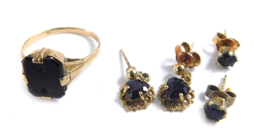 Appraisal: A ct gold dress ring claw set with black centre