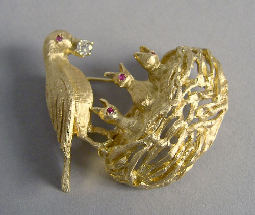 Appraisal: K yellow gold brooch with mama and three baby birds