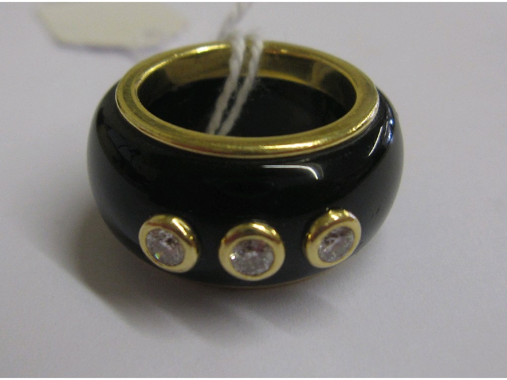 Appraisal: Eighteen carat gold mounted onyx band with three collett set