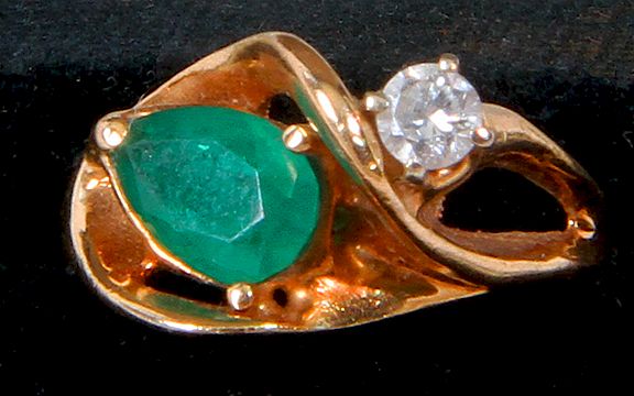 Appraisal: EMERALD AND DIAMOND RING YELLOW K GOLD LADY'S RING WHICH