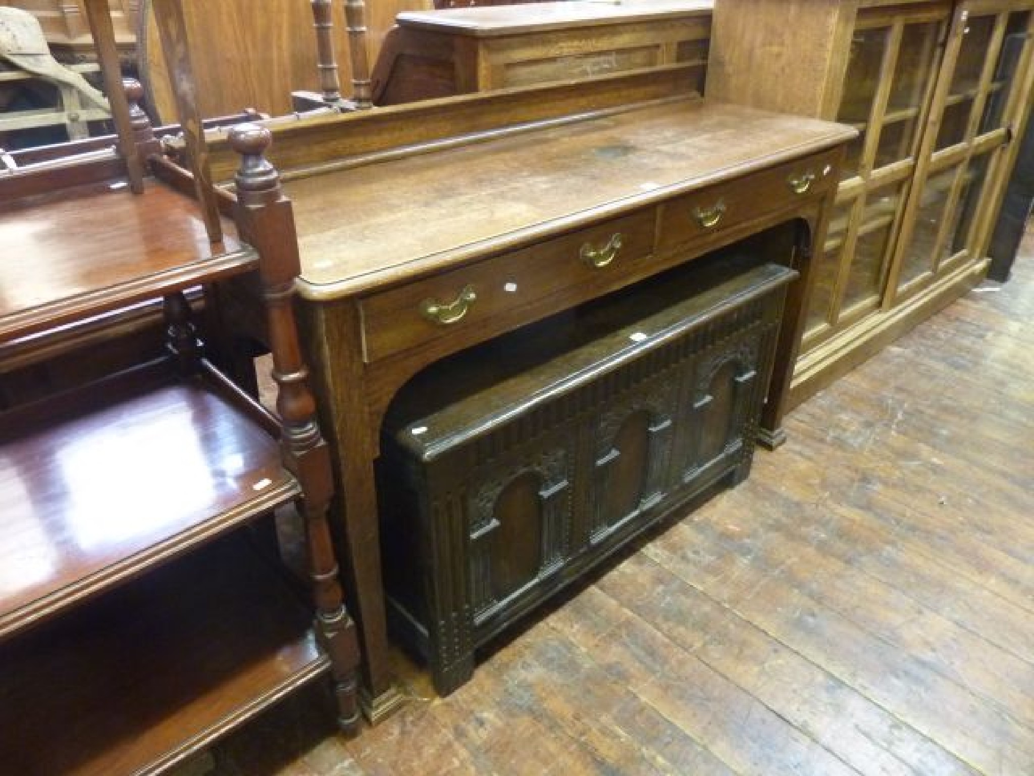 Appraisal: An Edwardian oak side serving table fitted with two frieze