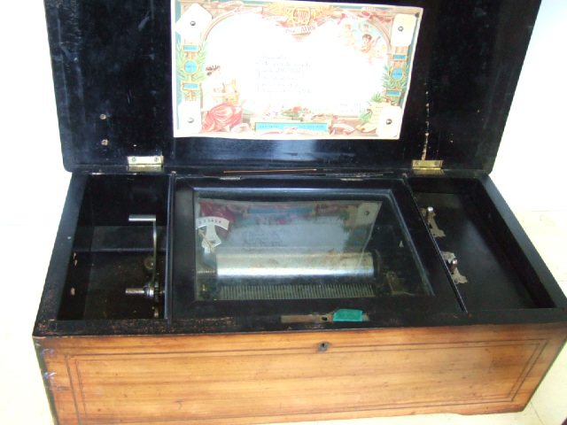 Appraisal: A Swiss roller organ music box in walnut inlaid case