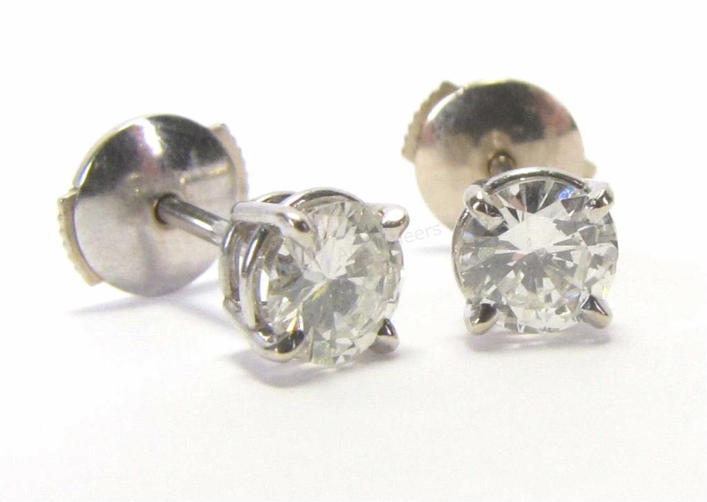 Appraisal: A pair of K white gold mounted round diamond studs