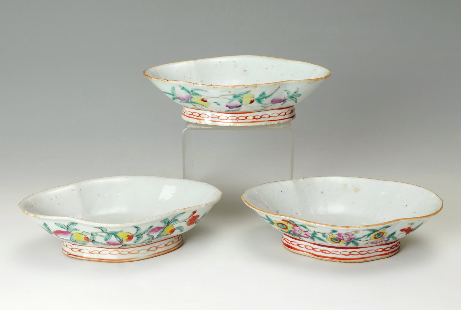 Appraisal: CHINESE FAMILLE ROSE FOOTED BOWLS Qing dynasty scalloped footed bowls