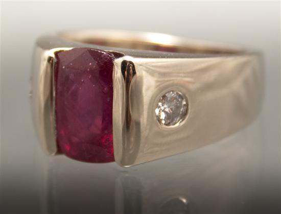 Appraisal: Lady's K white gold diamond and ruby ring center ruby