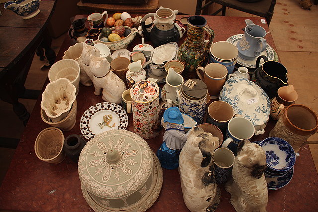 Appraisal: A LARGE QUANTITY OF VARIOUS CERAMICS to include Mocha ware