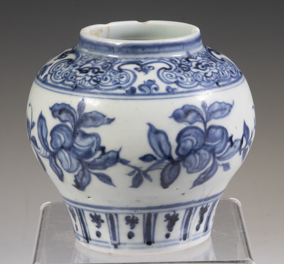 Appraisal: CHINESE MING DYNASTY MEDIUM SIZED JAR Ginger Jar Form blue