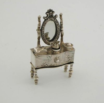 Appraisal: A serpentine front dressing table on bobbin supports pull-out drawer