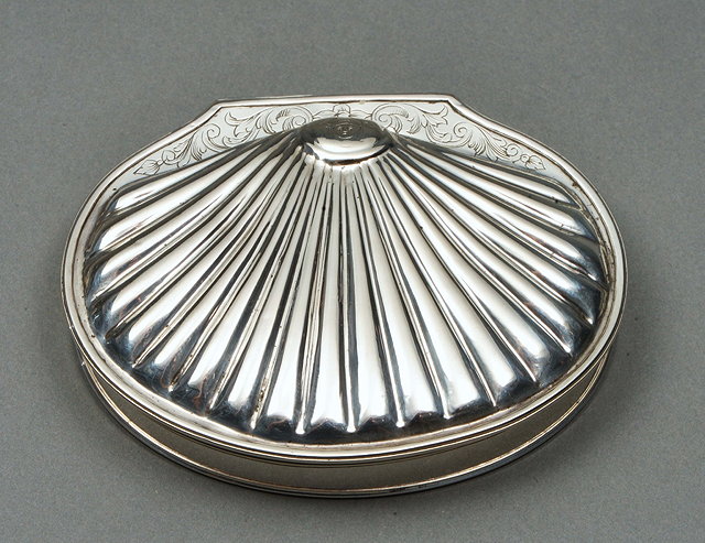 Appraisal: A GEORGE II SILVER OVAL SHAPED SNUFF BOX with a