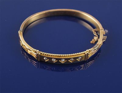 Appraisal: A Victorian ct gold Etruscan style hinged bangle set with