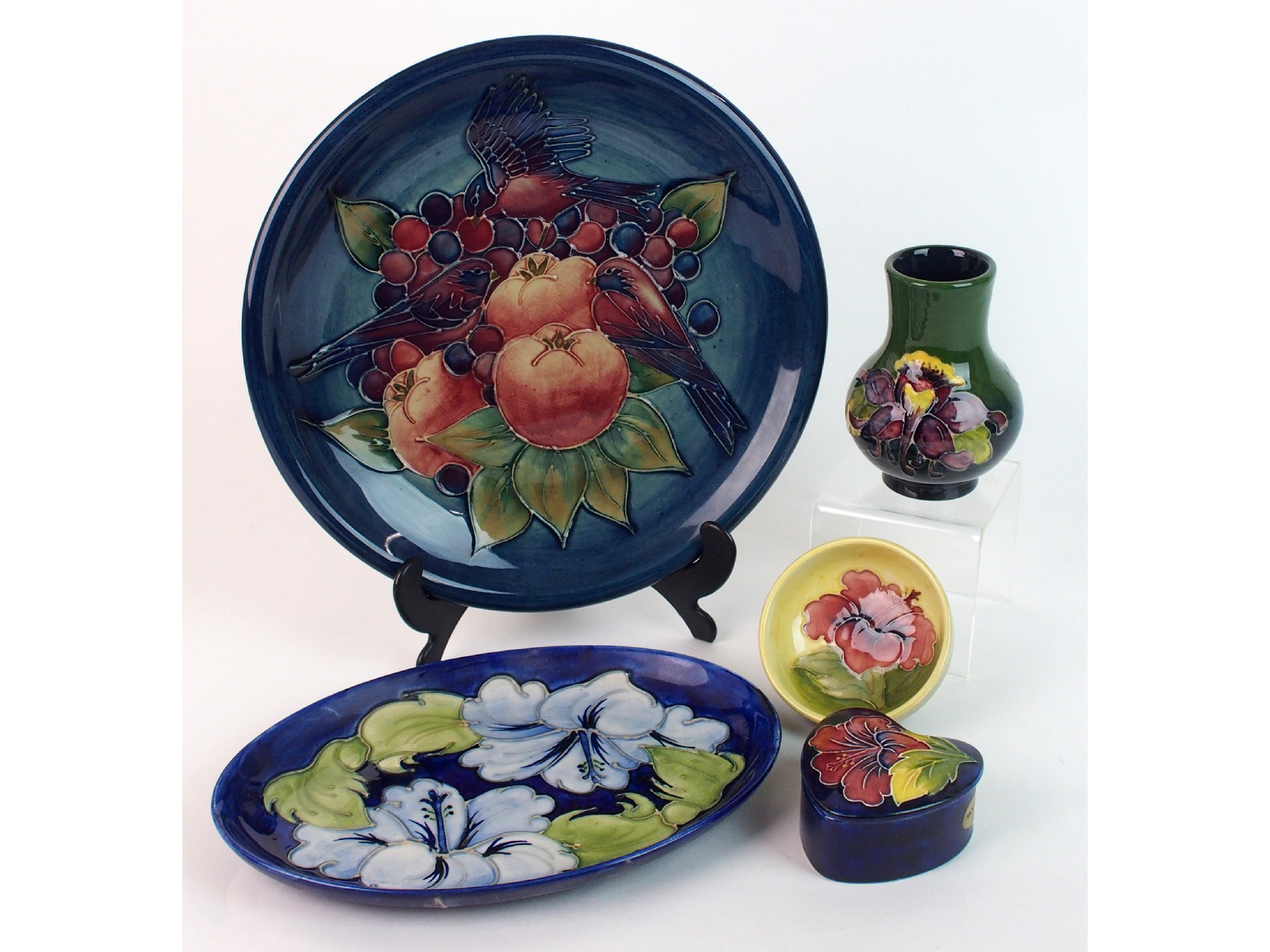 Appraisal: Five pieces of Moorcroft potterya Finches and Peach shallow plate