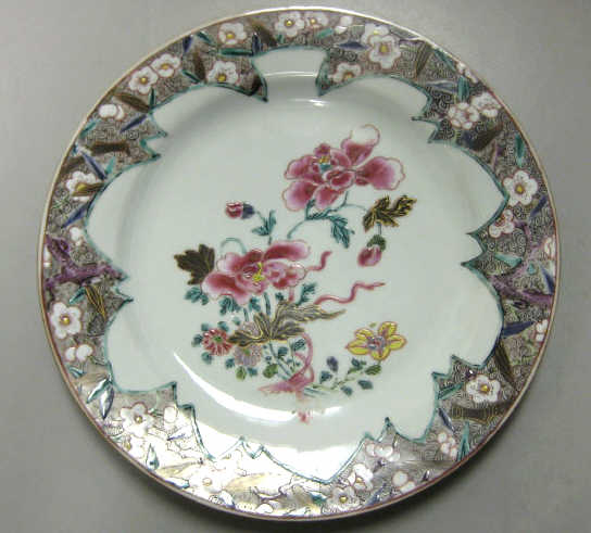 Appraisal: CHINESE EXPORT PORCELAIN PLATE Famille Rose floral bouquet in the