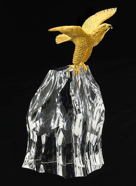 Appraisal: A Steuben clear glass and eighteen karat gold sculpture Eagle