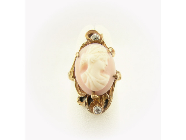 Appraisal: Lady's ring with carved cameo depicting Roman woman set with