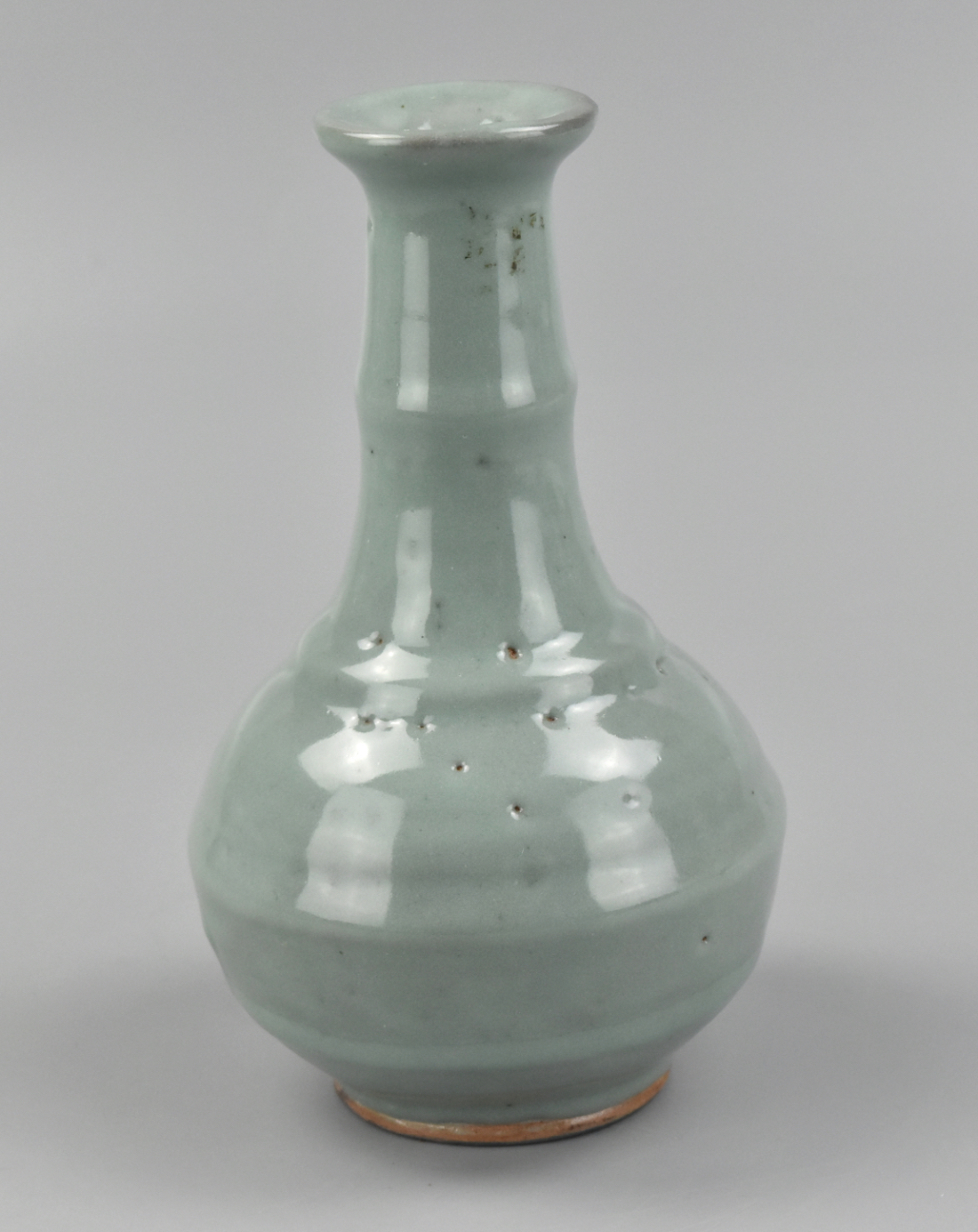 Appraisal: A Chinese guan type celadon glazed long necked vase Thick