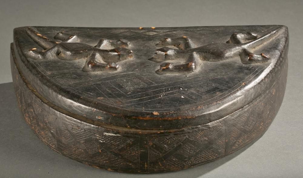 Appraisal: Kuba lidded box with lizards A semicircular lidded box with