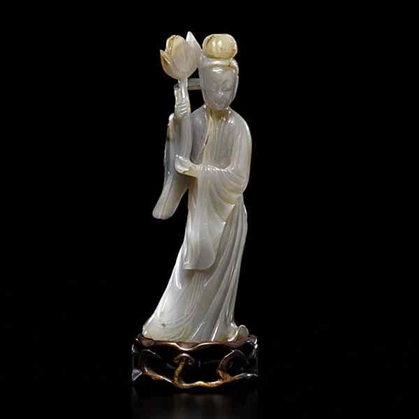 Appraisal: Agate Guanyin Standing Figure Chinese th century A carved agate