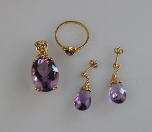 Appraisal: Oval amethyst pendant in ct yellow gold ornate claw setting