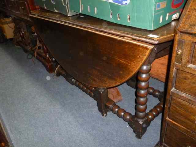 Appraisal: AN ANTIQUE OAK OVAL GATELEG TABLE on bobbin turned legs