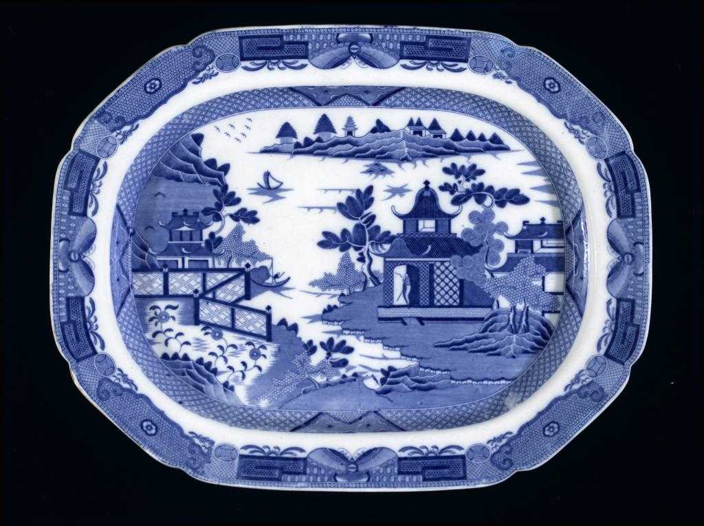 Appraisal: A BLUE PRINTED EARTHENWARE HERMIT PATTERN MEAT DISH cm w