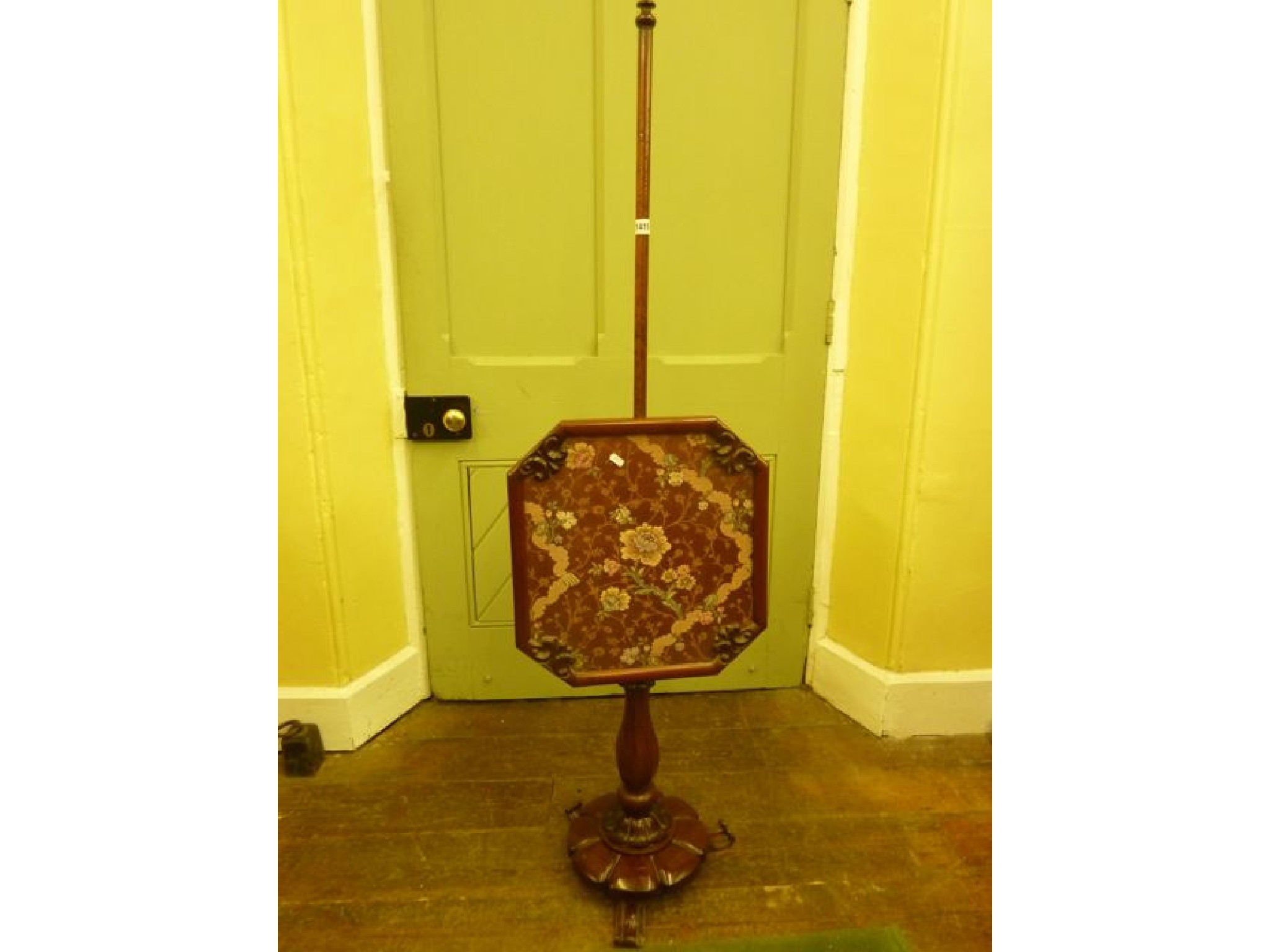 Appraisal: A William IV mahogany pole or face screen the rectangular