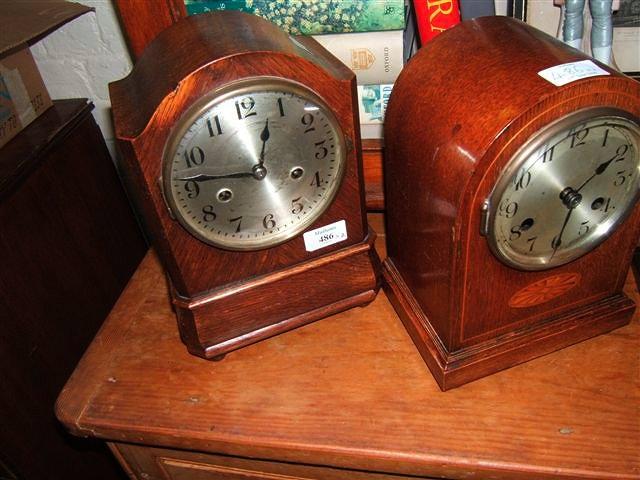 Appraisal: Two oak cased mantel clocks