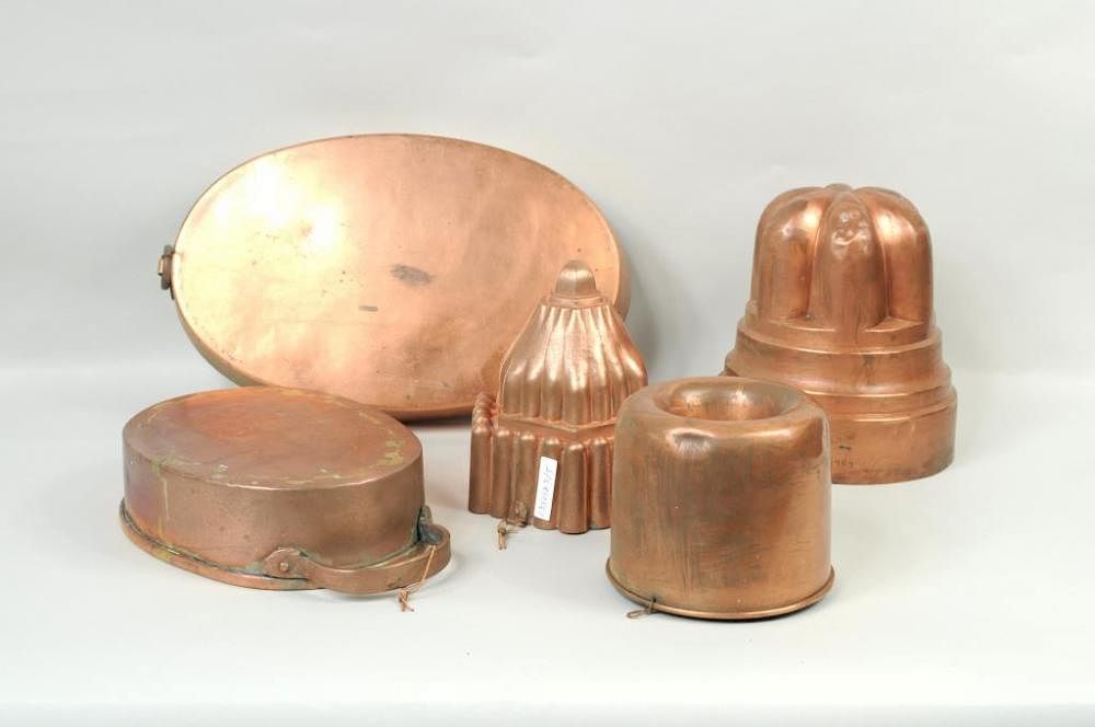 Appraisal: Group Copper Molds and Pans Group of copper molds and