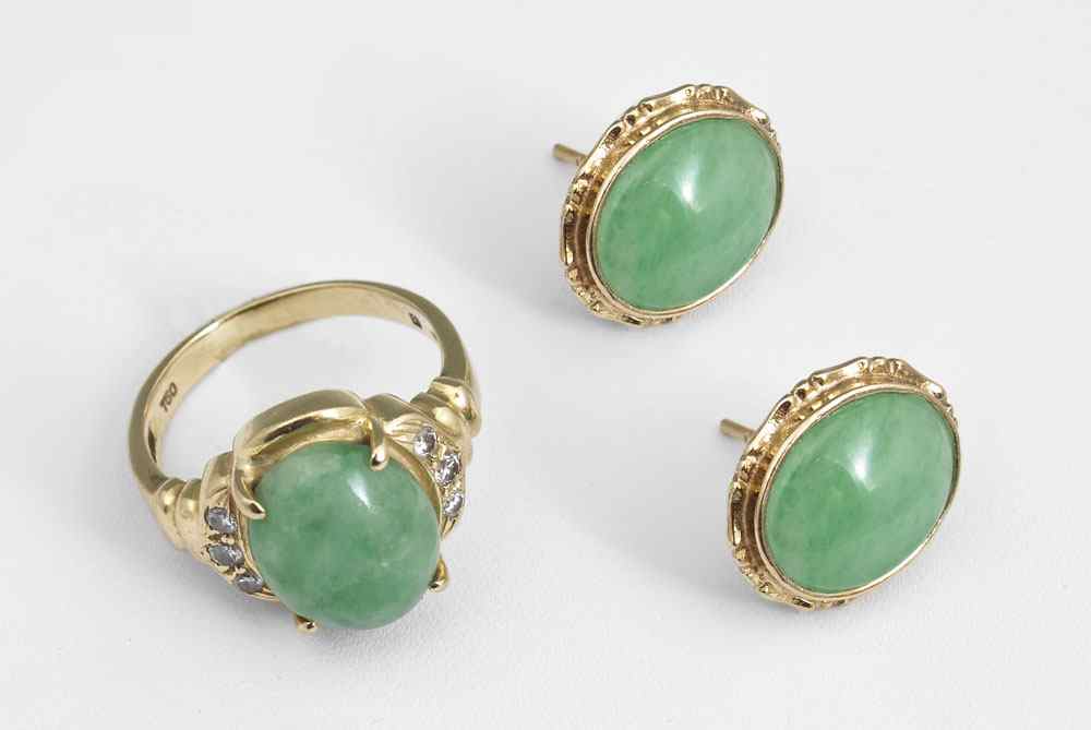 Appraisal: K DIAMOND JADEITE RING EARRING SET K yellow gold ring