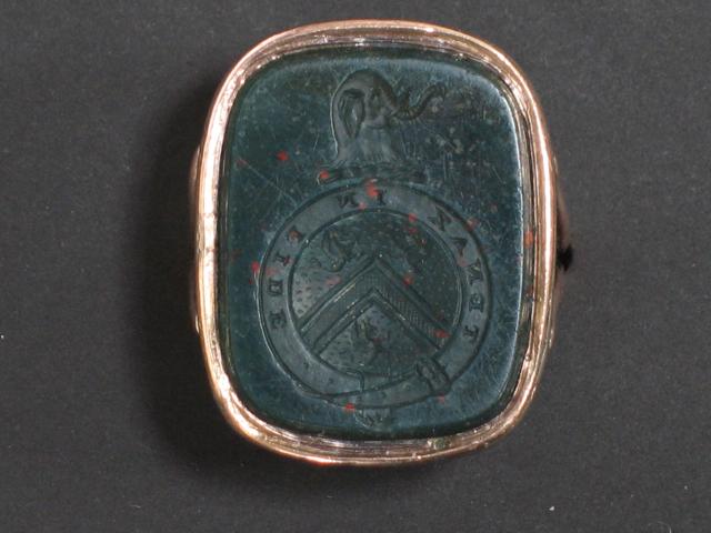 Appraisal: A GENTLEMANS SEAL RING the green blood stone intaglio with