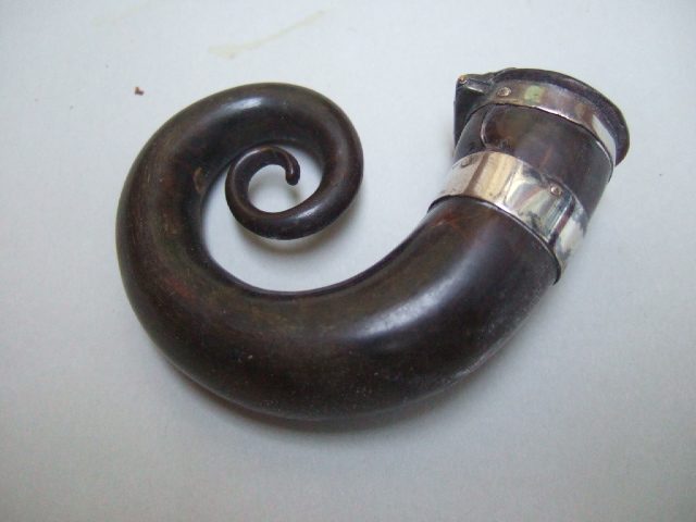 Appraisal: A hinge lidded curled horn snuff mull probably Scottish