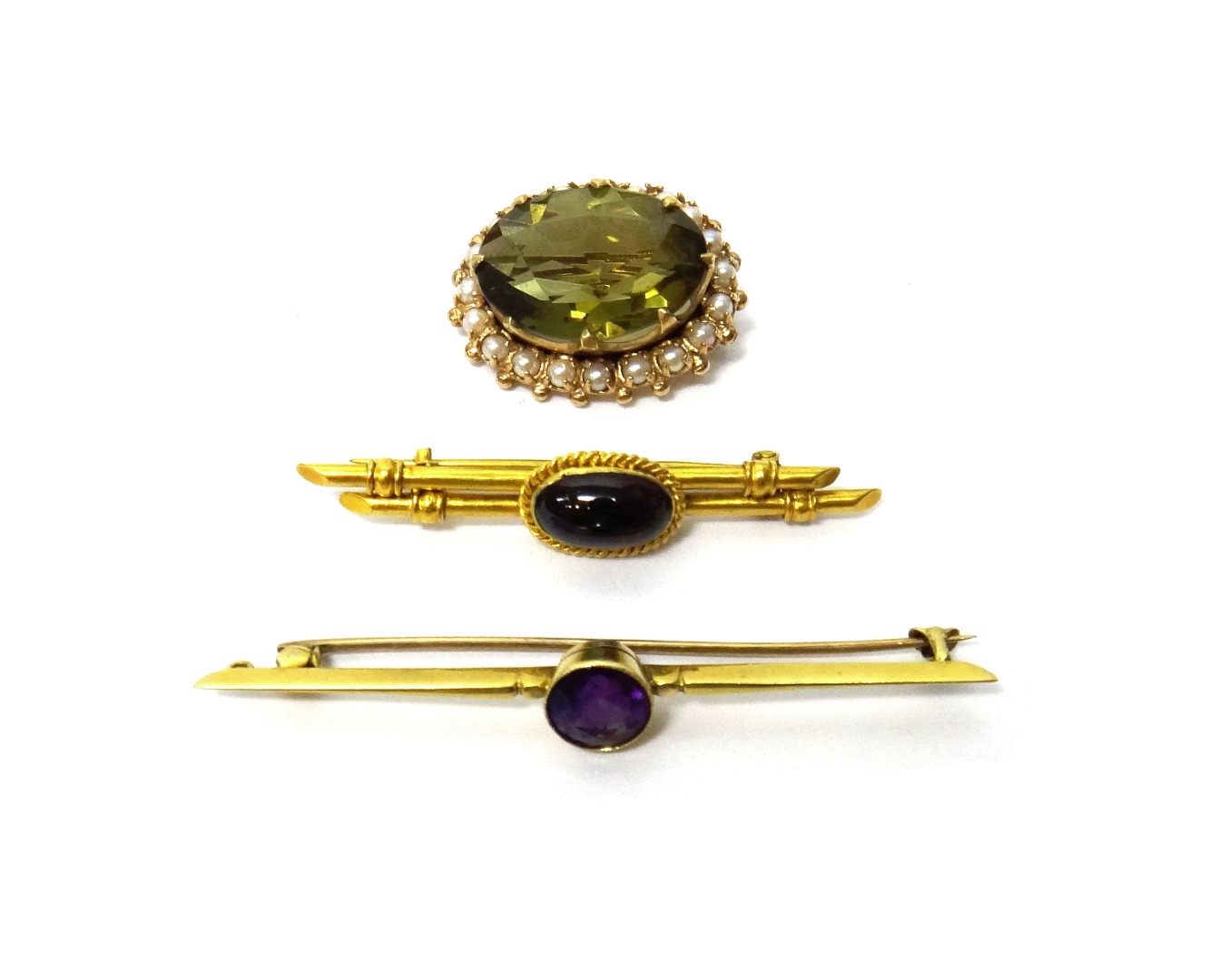 Appraisal: A gold pale olive green quartz and cultured pearl set