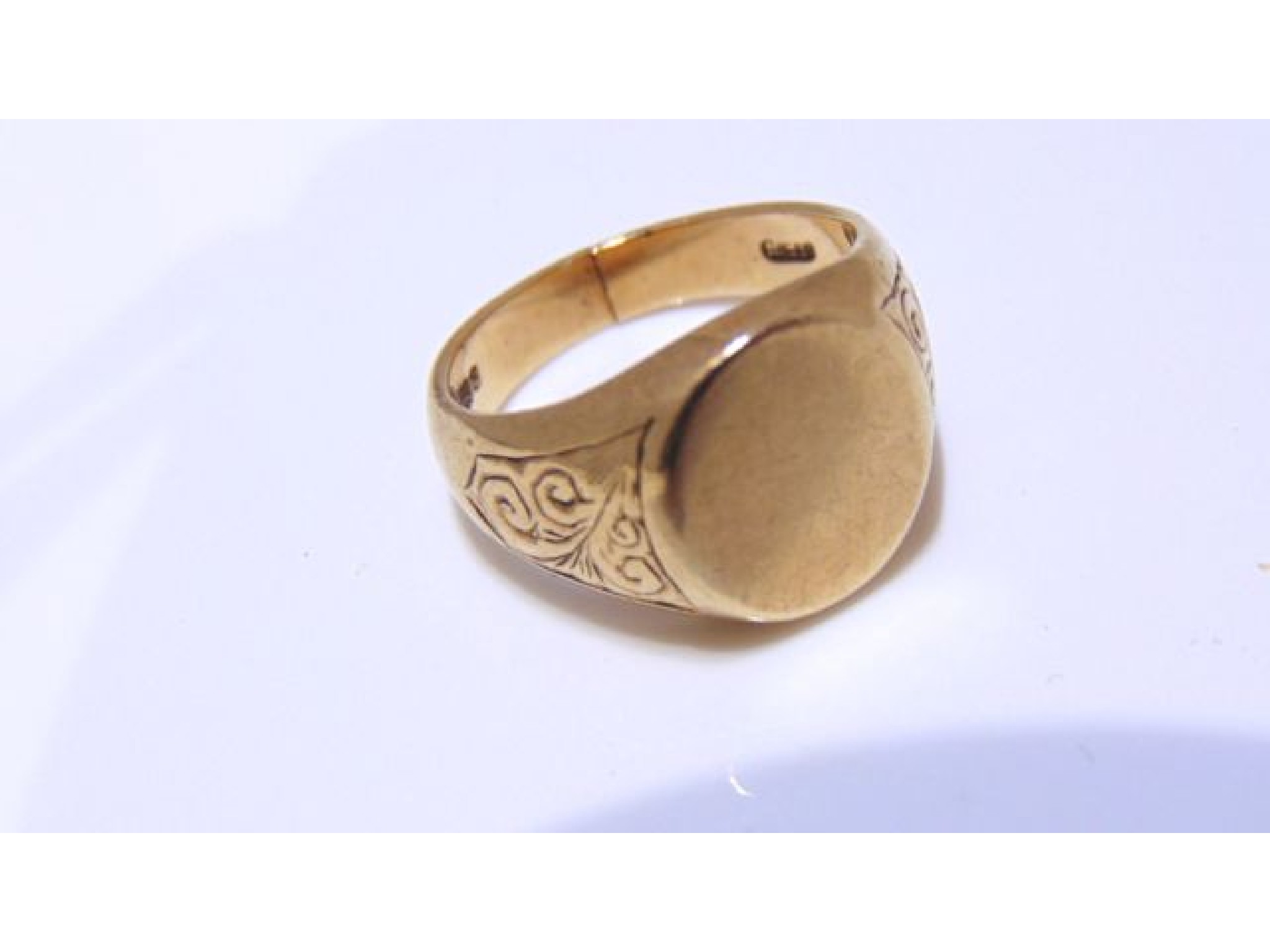 Appraisal: A ct gold signet ring the shoulders engraved with scrolling