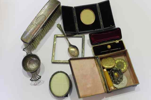 Appraisal: A SMALL QUANTITY OF MISCELLEANOUS including a silver backed hairbrush