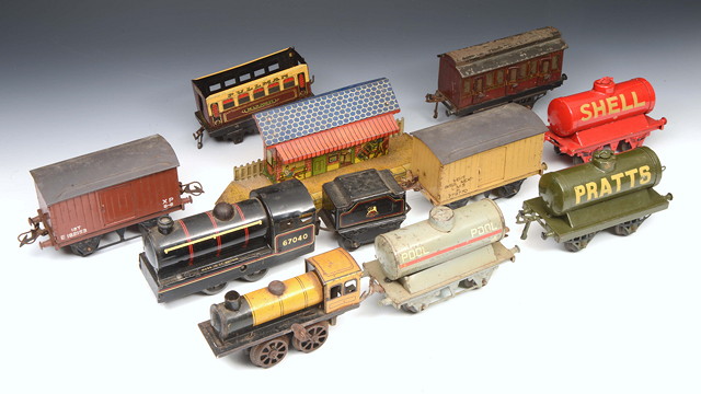 Appraisal: AN OLD TIN CLOCKWORK - - YELLOW LIVERIED 'O' GAUGE