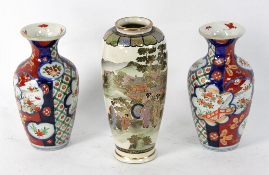 Appraisal: A pair of Japanese Imari vases cm high and a