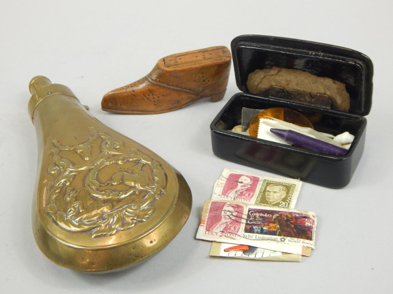 Appraisal: A thC treen snuff box in the form of a