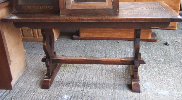 Appraisal: An oak refectory table the cleated rectangular top on pegged