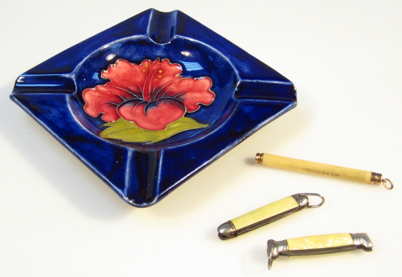 Appraisal: An early thC Moorcroft ashtray Hibiscus pattern on blue ground