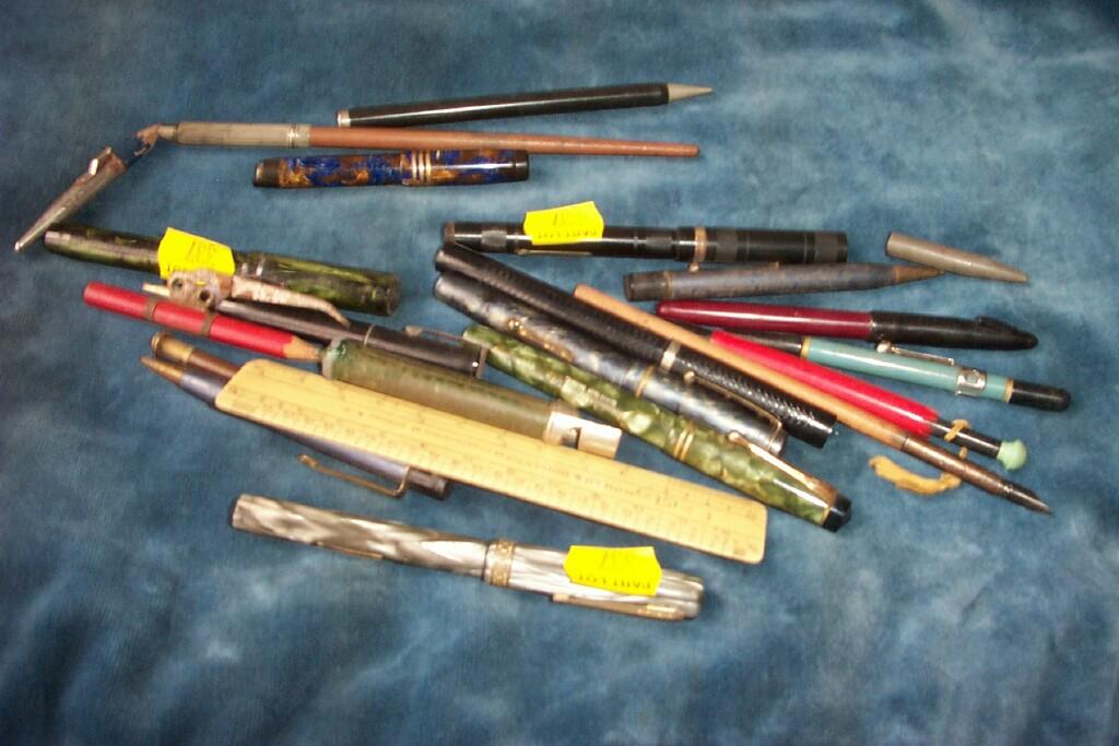 Appraisal: A collection of vintage fountain pens many with marbled effect