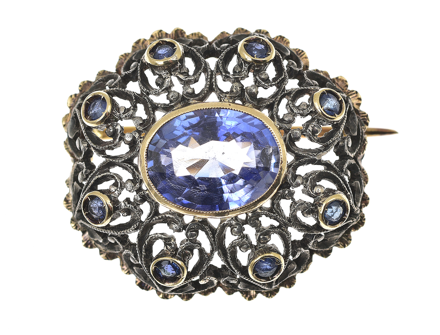 Appraisal: AN ANTIQUE SAPPHIRE BROOCH The oval cut sapphire of cts